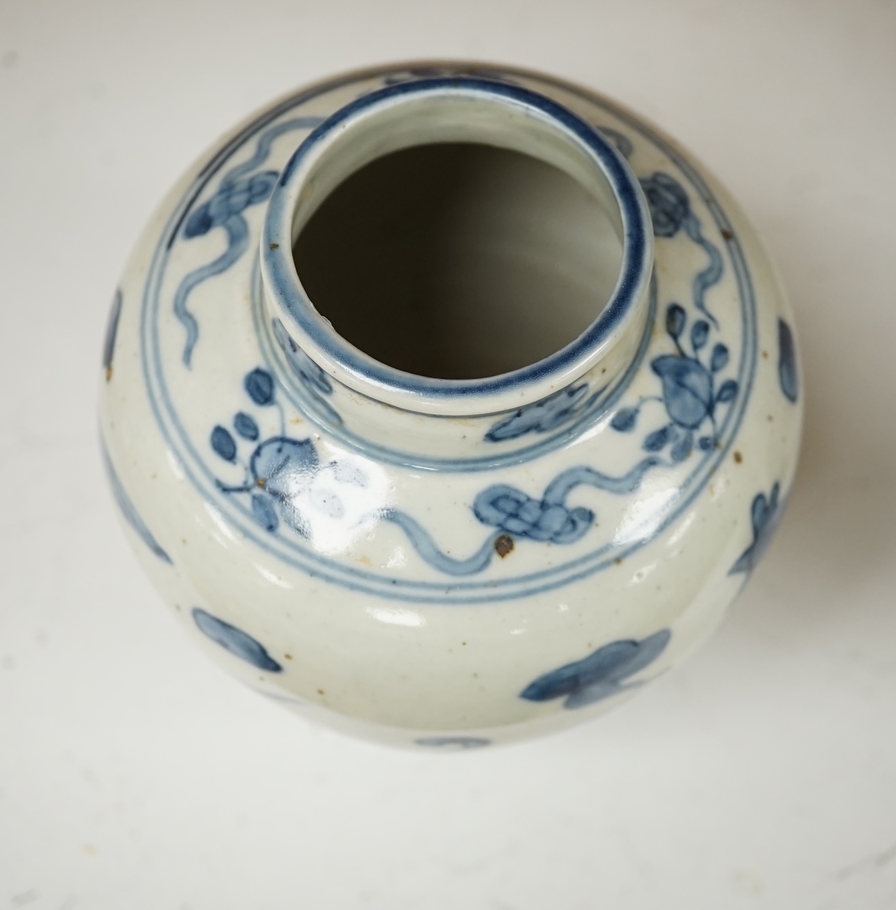 A Chinese late Ming blue and white ‘phoenix’ jar, Wanli period, decorated with phoenixes, 14cm high. Condition - good